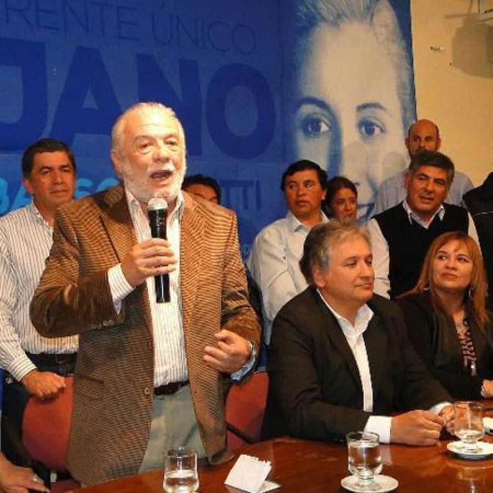 Basso: �Esta es la lista de los ministros, de los senadores y de la gente�