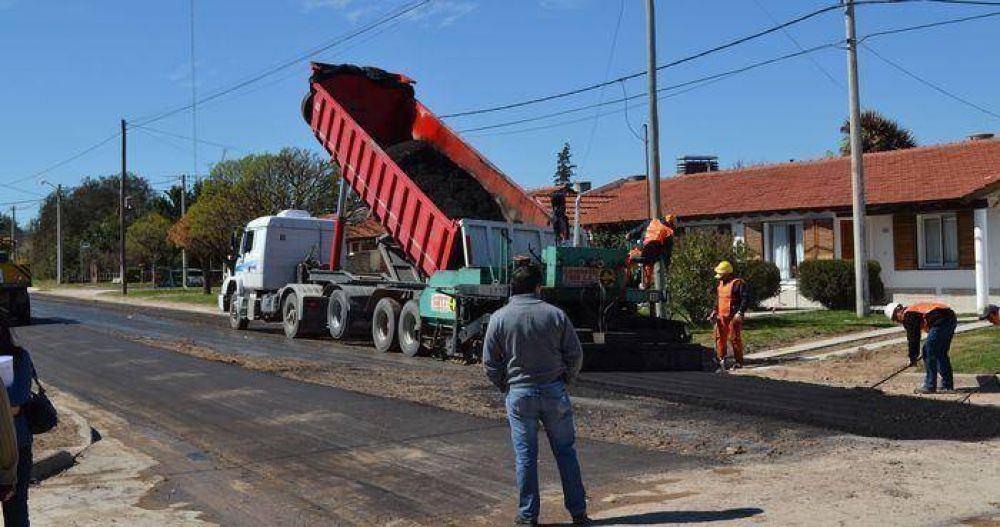 Comenz� una hist�rica obra de asfalto en la ciudad cabecera