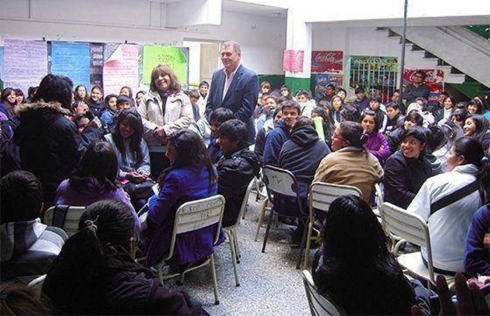 En el colegio 20 de Febrero se debati� sobre bullying
