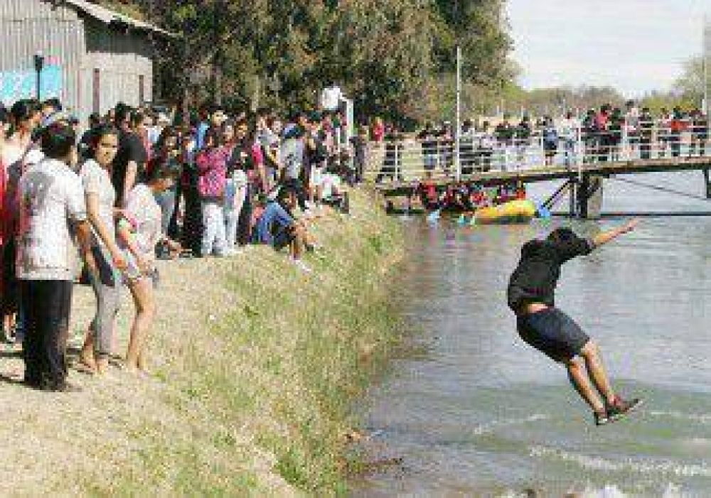 Los estudiantes festejan haciendo "rafting" 