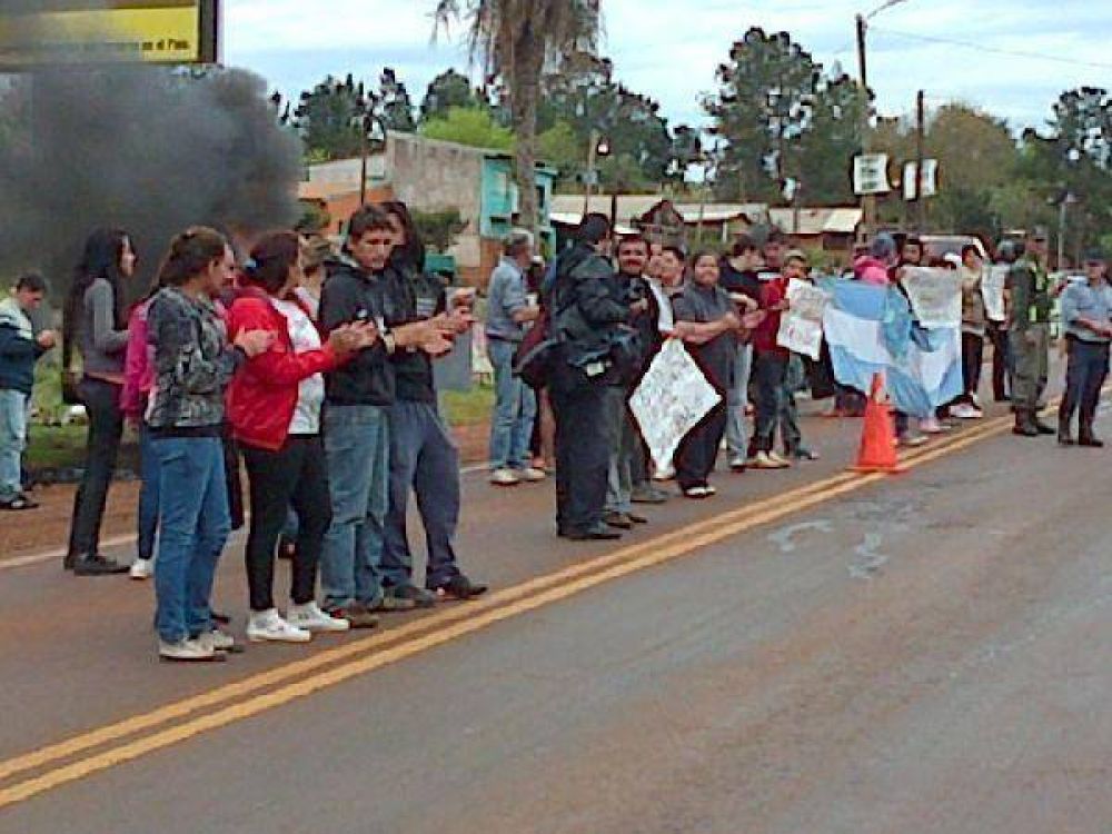 M�s de 150 personas cortaron la ruta 12 en Santa Ana