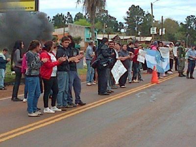 M�s de 150 personas cortaron la ruta 12 en Santa Ana