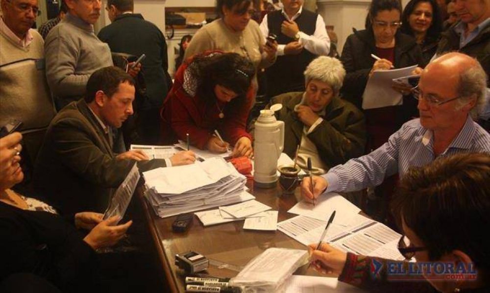 No cesa la apertura de urnas de Capital y el recuento de votos se estira hasta el martes