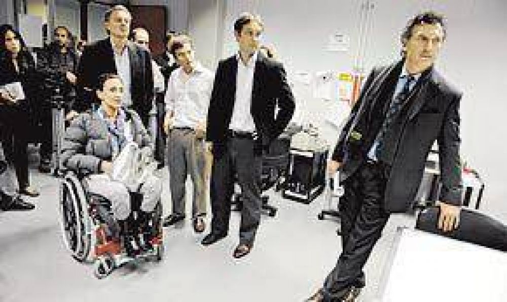 EL JEFE DE GOBIERNO HABIA FALTADO AL LANZAMIENTO DE LA EX VICEJEFA Macri cedi� a la campa�a y hubo foto con Michetti