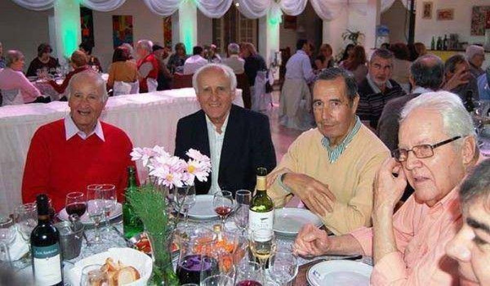 En la AEFIP homenajearon a los jubilados