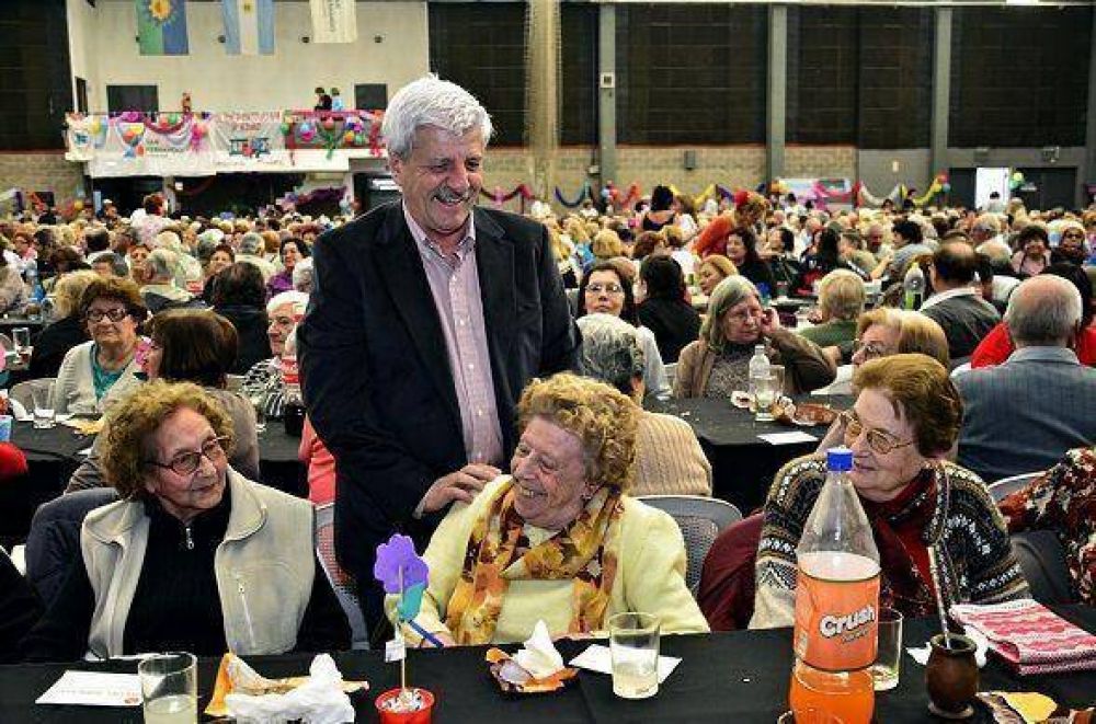 Los jubilados festejaron su d�a en el Polideportivo N� 1 de San Fernando
