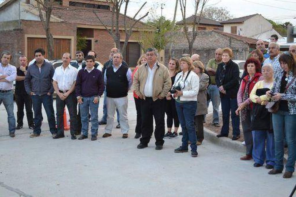 El intendente Carlos Selva inaugur� trabajos de asfaltado en barrios Santa Teresita y Lapenta