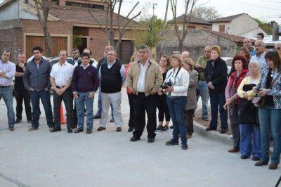 El intendente Carlos Selva inaugur� trabajos de asfaltado en barrios Santa Teresita y Lapenta