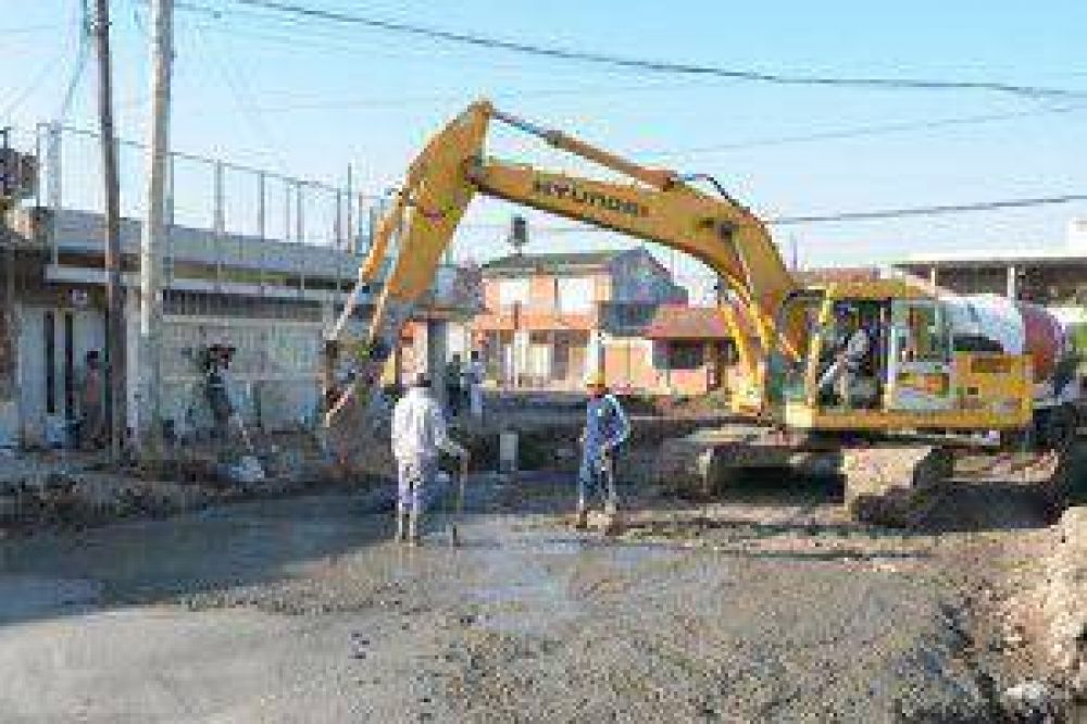 Centenario: asfaltan cuadras claves para ir a Camino Negro