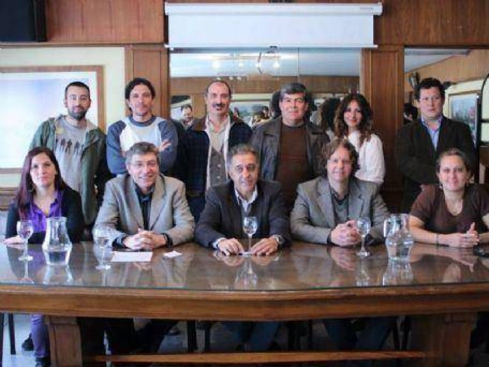 La izquierda present� sus propuestas en La Plata mediante una conferencia encabezada por N�stor Pitrola