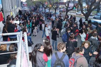 Alumnos del Profesorado exigen la expulsi�n de una docente por reiterados maltratos 