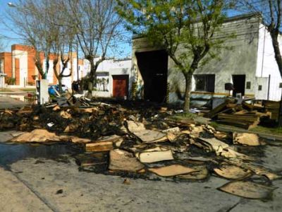 Voraz incendio en una f�brica de cart�n corrugado 
