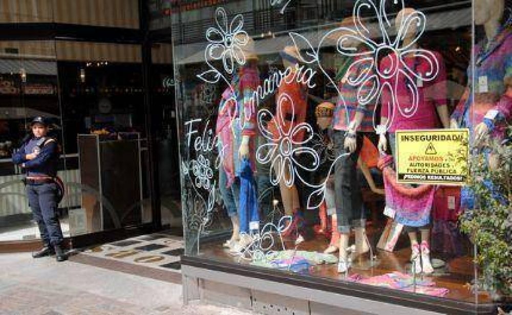 La Peatonal San Mart�n llena de carteles, en las vidrieras, que alertan sobre ola de robos �Aplicar� Pulti el C�digo de Publicidad? 