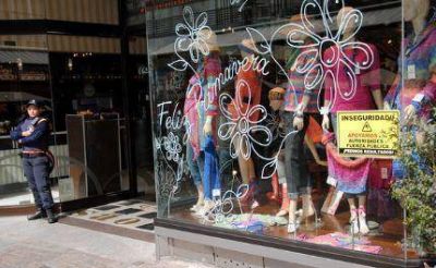 La Peatonal San Mart�n llena de carteles, en las vidrieras, que alertan sobre ola de robos �Aplicar� Pulti el C�digo de Publicidad? 