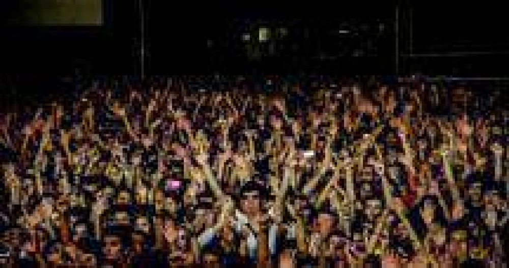 Miles de estudiantes salte�os festejaron su d�a en el Campo de la Cruz