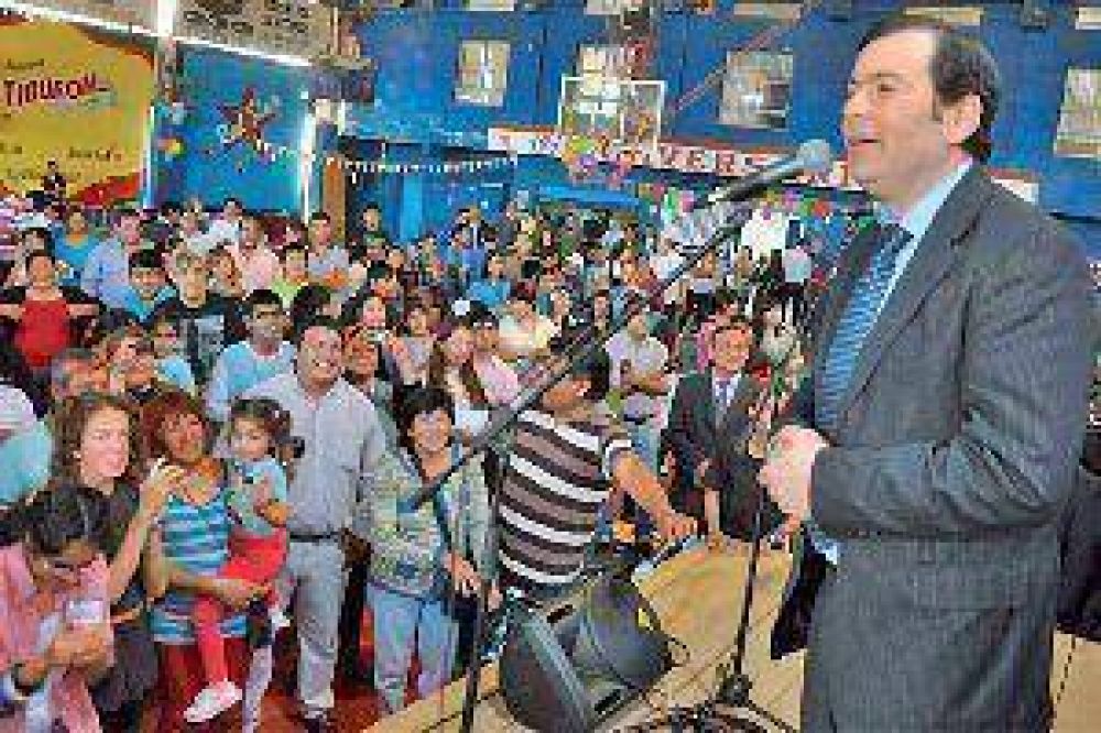 Zamora particip� de la estudiantina de j�venes con capacidades especiales