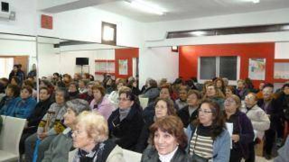 El PAMI comienza las actividades acu�ticas
