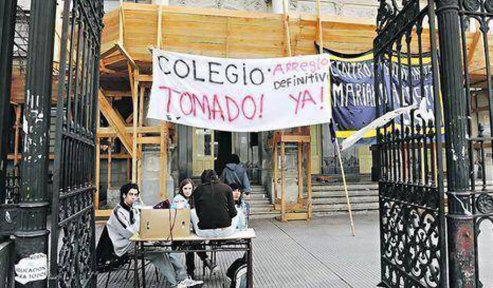 Suman diez los colegios tomados