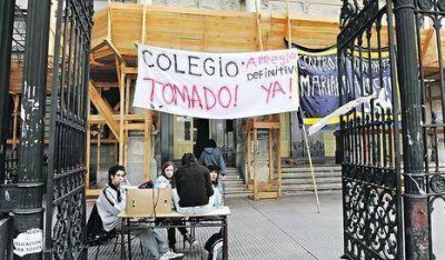 Suman diez los colegios tomados