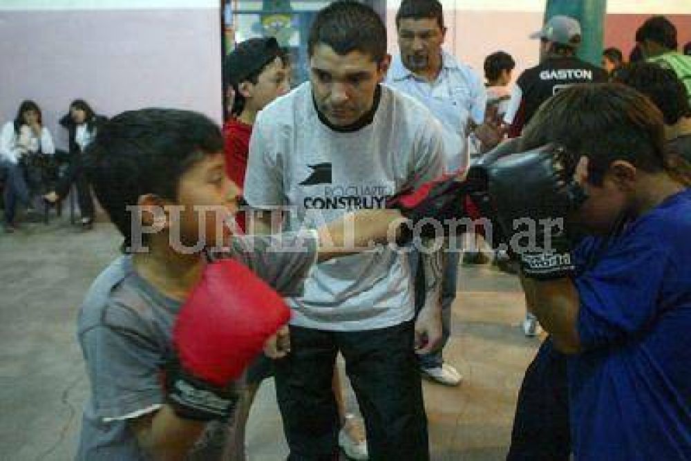 Boxeo para salir de la calle: m�s de 100 chicos se entrenaron en el Ex Matadero