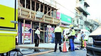 Se derrumb� la pared de una obra y muri� un obrero