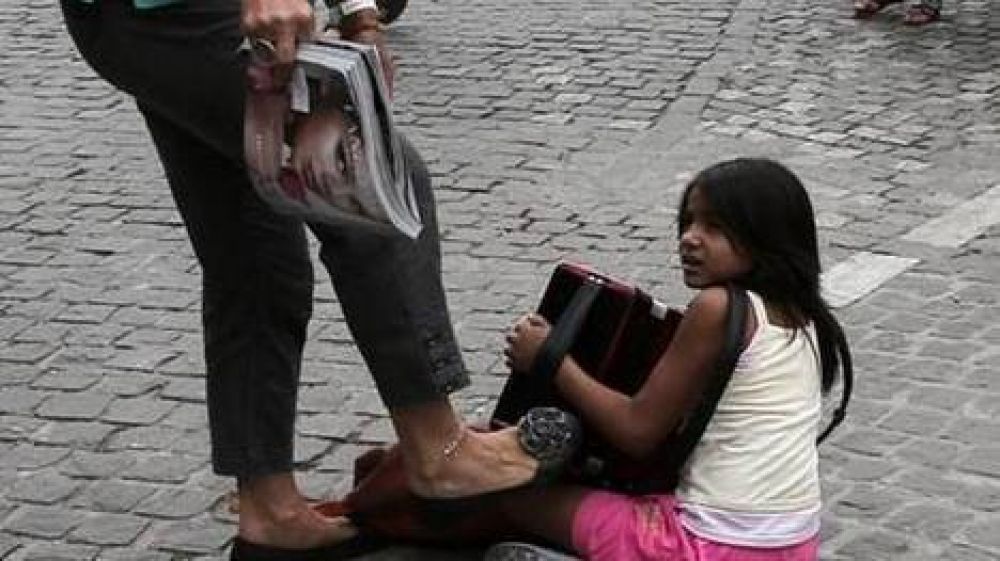 Una ni�a gitana, golpeada en el centro de Atenas