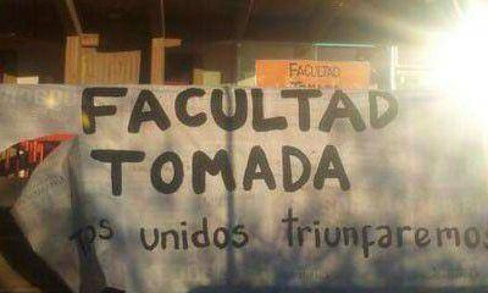 Las agrupaciones kirchneristas levantaron la toma en la facultad de Ciencias Pol�ticas de la UNCuyo
