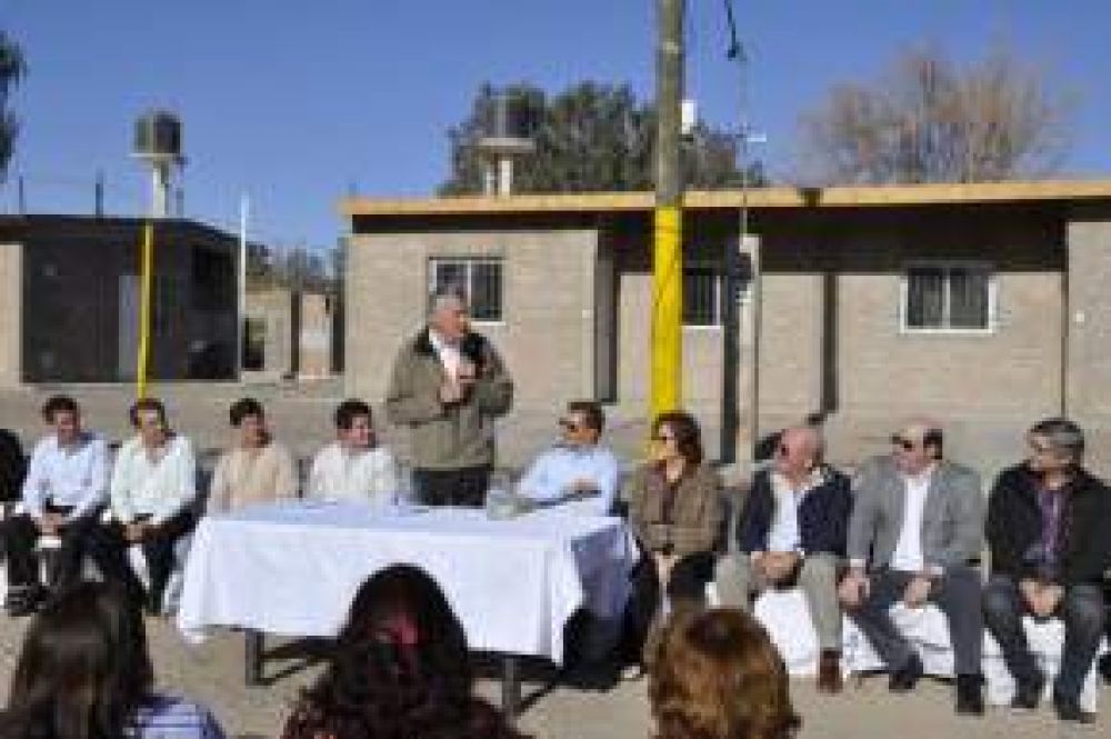 Entregaron viviendas construidas por cooperativistas en Santa Luc�a
