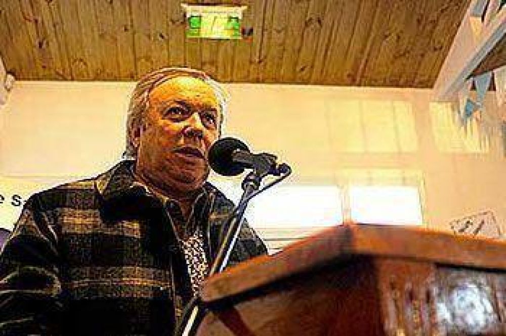 "El gobernador vino con las manos vac�as y con patoteros pagos a empe�ar la fiesta de todo un pueblo"