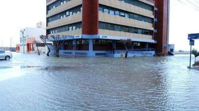 La marejada derrumb� parte del pared�n del Colegio Perito Moreno