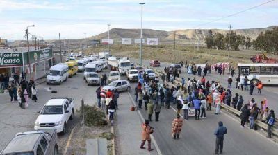 Los docentes tomaron las rutas para manifestar su reclamo