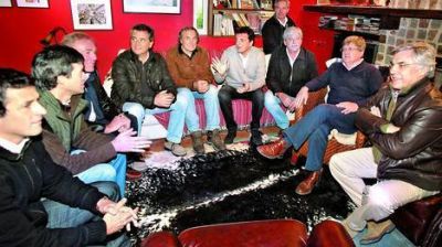 Massa fue al campo y trajo el apoyo de Reutemann y la Mesa de Enlace