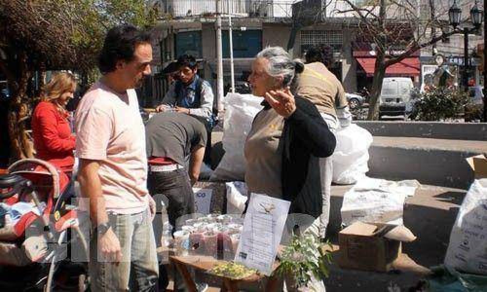Exitoso canje de residuos reciclables por una planta