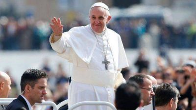 El Papa recorre Cagliari, la "Buenos Aires italiana"