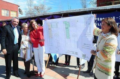 Emotivas celebraciones por el 50� aniversario de la EGB N� 18 de Tigre