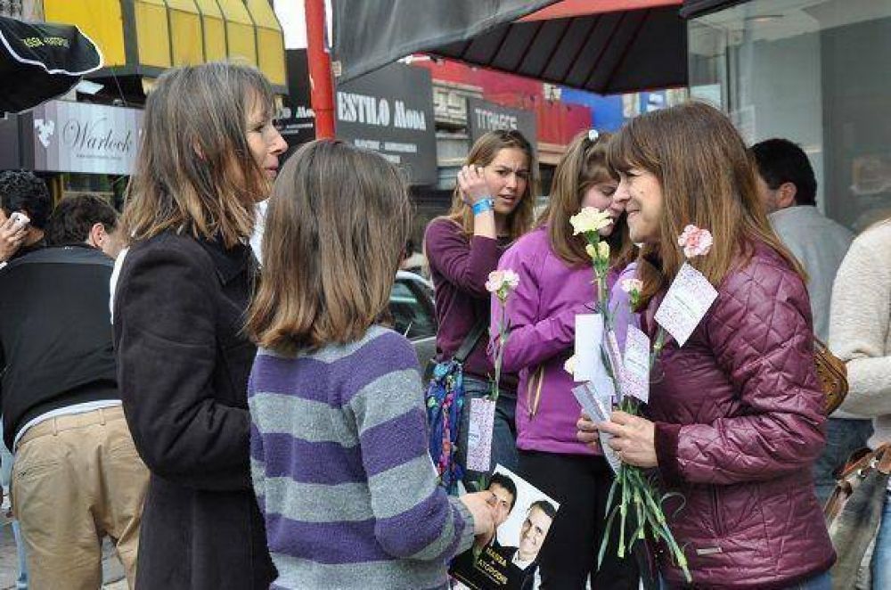Nancy Katopodis entreg� flores a vecinos en el D�a de la Primavera