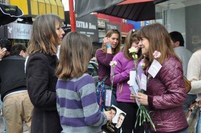 Nancy Katopodis entreg� flores a vecinos en el D�a de la Primavera