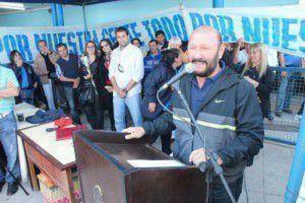 Con nuevos anuncios de obras, Gildo Insfr�n encabez� el operativo solidario