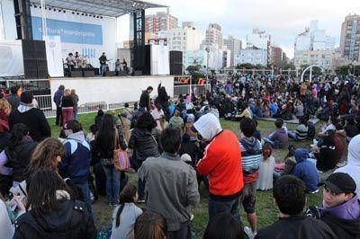 M�sica, amigos y poco sol en un s�bado de celebraci�n