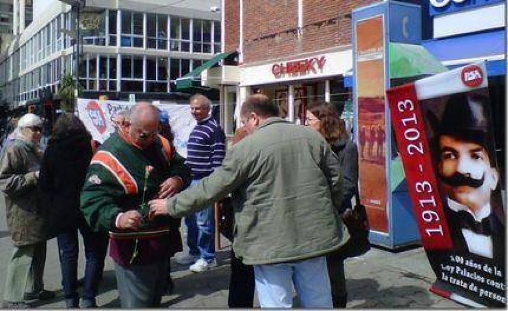 Claveleada Socialista celebrando la primavera en la Peatonal San Mart�n