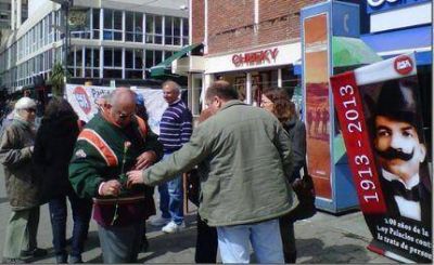 Claveleada Socialista celebrando la primavera en la Peatonal San Mart�n