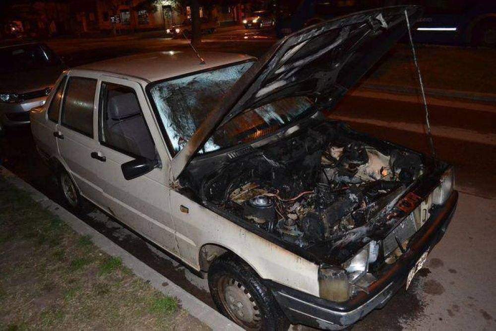 Un auto result� con un incendio en su parte delantera