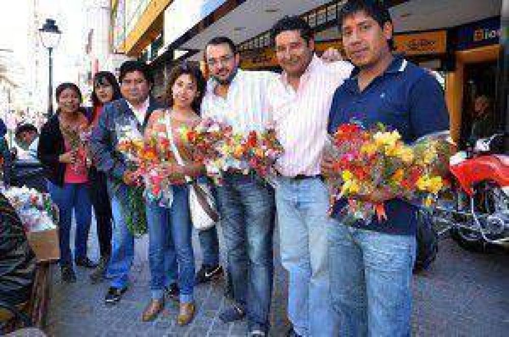 21 de septiembre: Desde el Municipio Capitalino se obsequiaron flores en la peatonal