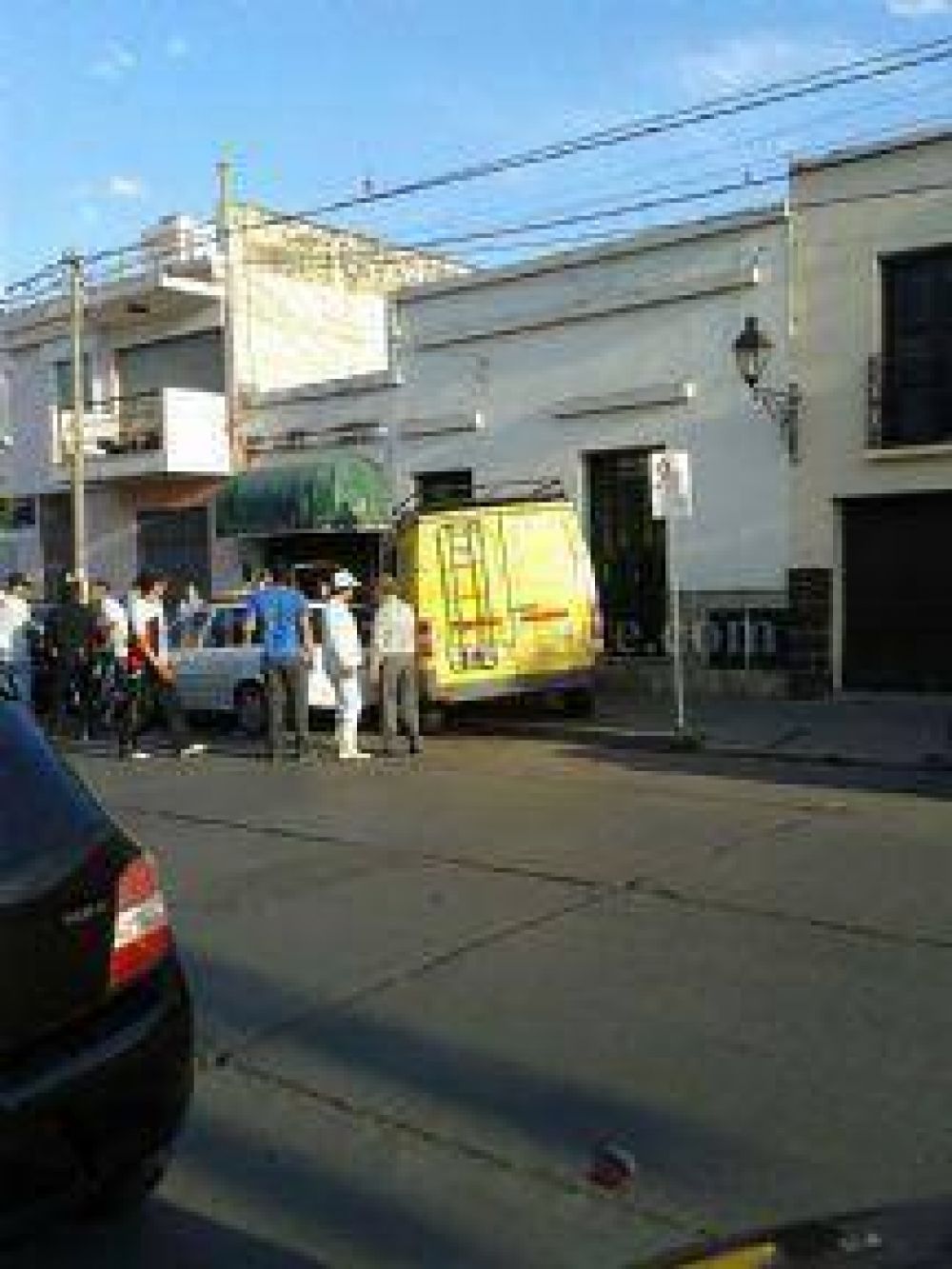 Salta: Una camioneta se incrust� en una casa en Islas Malvinas y Urquiza
