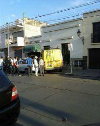 Salta: Una camioneta se incrust� en una casa en Islas Malvinas y Urquiza