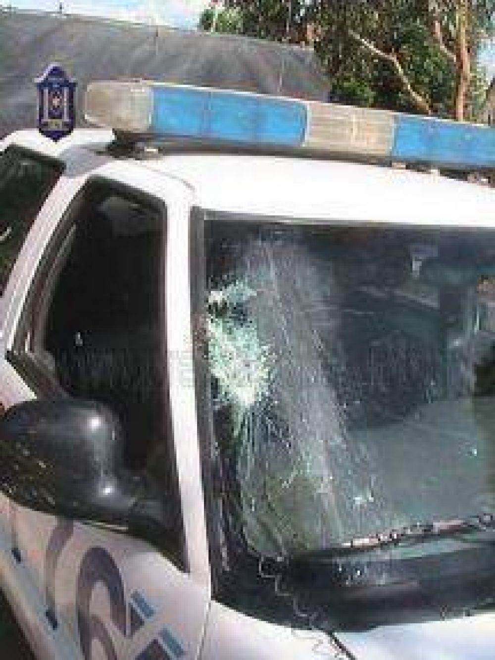 Un joven herido y un m�vil destrozado en un enfrentramiento con la Polic�a de Salta