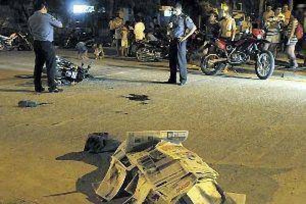 Camioneta choc� a toda una familia que viajaba en moto: muri� nena de 3 a�os