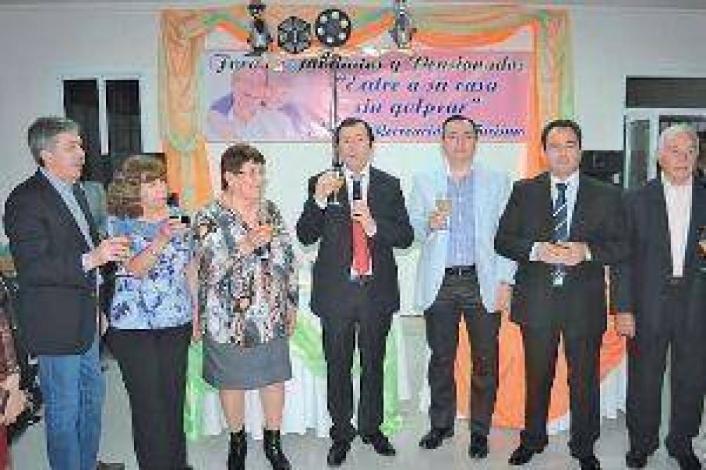 El gobernador asisti� a la cena de la celebraci�n del D�a del Jubilado