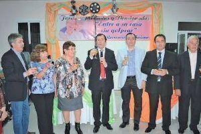 El gobernador asisti� a la cena de la celebraci�n del D�a del Jubilado
