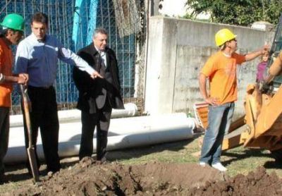 Massa recorri� las obras de cloacas en Don Torcuato 